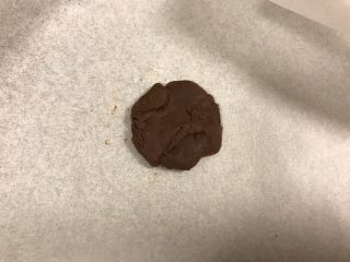 4、手工巧克力玫瑰花,晾至巧克力稍稍成型但不是很硬的程度，取出一块撮圆放在油纸或保鲜膜上。