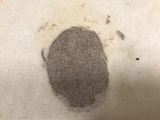 5、手工巧克力玫瑰花,用擀面杖擀平。