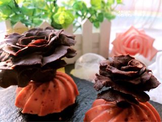 13、手工巧克力玫瑰花,配方的量做了三朵后还剩下大概40克，我又做了生巧克力。