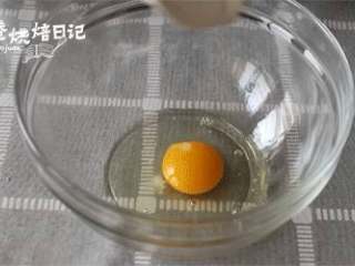 1、今年元宵节换种吃法,一锅萌萌的小猪祝您团团圆圆,1、先制作奶黄馅。鸡蛋加白糖用手动打蛋器打均匀。