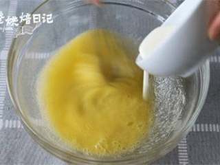 3、今年元宵节换种吃法,一锅萌萌的小猪祝您团团圆圆,2、打匀后加入牛奶和淡奶油搅拌均匀。