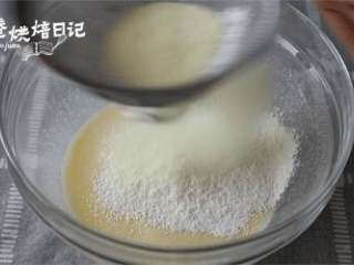 5、今年元宵节换种吃法,一锅萌萌的小猪祝您团团圆圆,3、筛入面粉,澄粉,奶粉,搅拌均匀。