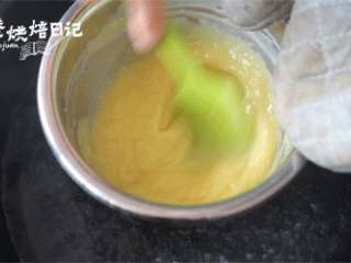 9、今年元宵节换种吃法,一锅萌萌的小猪祝您团团圆圆,5、水烧开,将混合好后的糊隔水不停的搅拌。火可以开中小火。打蛋盆这时温度有些高小心被烫伤,可用湿布包裹住打蛋盆。刮刀要不停的搅拌,以免大片结块。