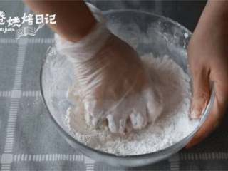 14、今年元宵节换种吃法,一锅萌萌的小猪祝您团团圆圆,9、将叮熟的糯米粉放入剩余的糯米粉中,用手揉成团。