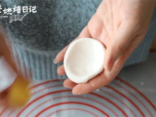 17、今年元宵节换种吃法,一锅萌萌的小猪祝您团团圆圆,11、取10克糯米面搓圆按扁,放入8克馅。