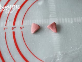 19、今年元宵节换种吃法,一锅萌萌的小猪祝您团团圆圆,13、取少量红色面团,做成猪的鼻子和耳朵,用黑芝麻做成猪的眼睛。