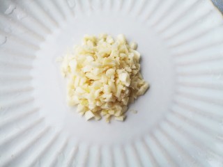 2、酱黄豆,大蒜切末。