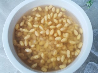 3、酱黄豆,黄豆清水洗净泡发。