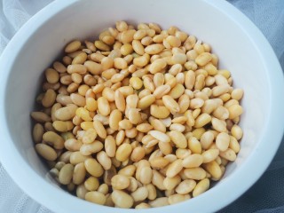 4、酱黄豆,沥干水分。