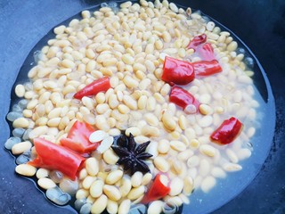 5、酱黄豆,锅中烧开水，放入黄豆，加入干辣椒八角煮熟。