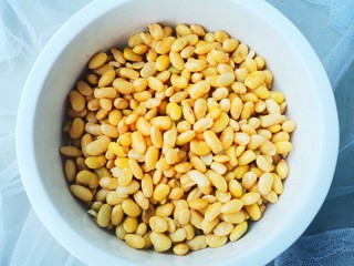 6、酱黄豆,捞出黄豆备用。