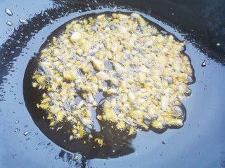 7、酱黄豆,锅中热油，爆香大蒜末，
