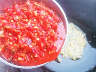 8、酱黄豆,倒入辣椒酱，