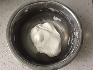 2、小萌狗黑芝麻汤圆,把糯米粉加清水揉成粉团。