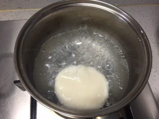 3、小萌狗黑芝麻汤圆,取一小块粉团,揉圆按成饼状,入沸水煮至漂起。