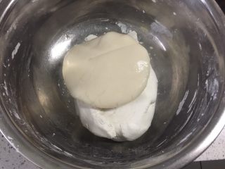 4、小萌狗黑芝麻汤圆,把熟糯米团加入生糯米团,揉匀。