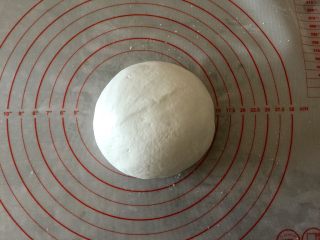 5、小萌狗黑芝麻汤圆,揉成光滑不粘手的粉团,这样包馅不容易破。