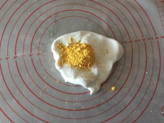 6、小萌狗黑芝麻汤圆,取1/4的糯米粉团,揉进南瓜粉。