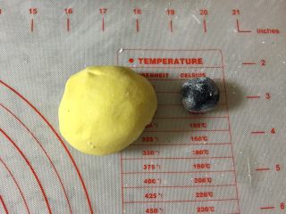 7、小萌狗黑芝麻汤圆,再取一小团,揉进竹炭粉,揉匀后,盖上保鲜膜备用。