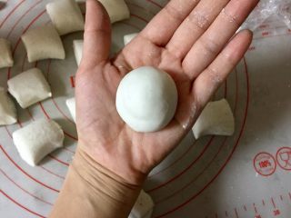 11、小萌狗黑芝麻汤圆,用虎口法收圆,收口向下放。