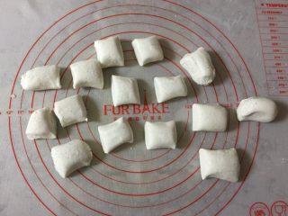 9、小萌狗黑芝麻汤圆,把白色糯米粉条分成若干小剂子。