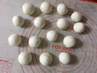 12、小萌狗黑芝麻汤圆,所有的白色粉团都包好。