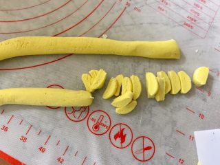 13、小萌狗黑芝麻汤圆,把黄色糯米团揉成细长条,切成小块。