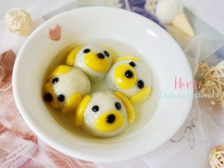 17、小萌狗黑芝麻汤圆,锅里大火烧开水,转小火轻轻放入狗狗汤圆,煮至漂起即可捞出。