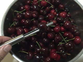 2、《寻找网厨代言人》樱桃果酱,用去核器将核去掉很很方便