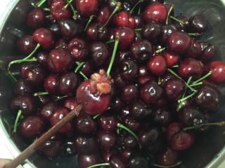 3、《寻找网厨代言人》樱桃果酱,如果没有酥核器,就用筷子从顶部往带把的一端捅一下也很不错,不行就直接用手掰。