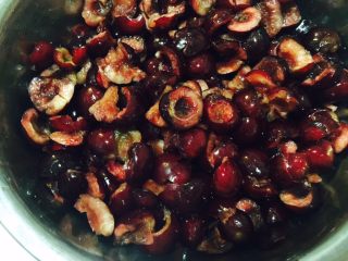 4、《寻找网厨代言人》樱桃果酱,全部去完用手掰开,这个樱桃大如果是小一点的就不用掰了