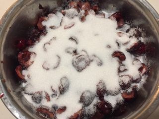 5、《寻找网厨代言人》樱桃果酱,撒上白糖腌2个小时以上,我是放在冰箱里冷藏过夜了