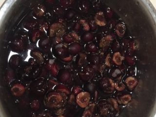 6、《寻找网厨代言人》樱桃果酱,看腌就来很多的水,樱桃则变软了