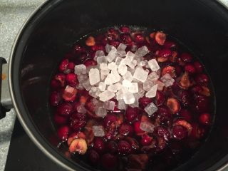 8、《寻找网厨代言人》樱桃果酱,放上100克的冰糖