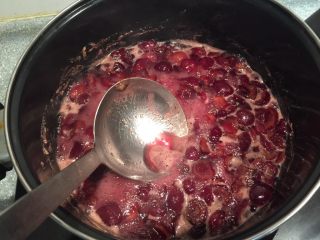 9、《寻找网厨代言人》樱桃果酱,大火煮开转小火煮,撇去浮沫大概要煮25分钟