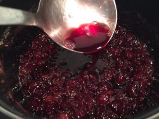 11、《寻找网厨代言人》樱桃果酱,看汤汁粘稠也就好了盛出来装入用开水煮好的容器内冰箱里冷藏保存