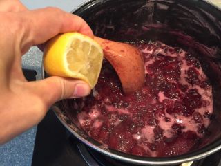 10、《寻找网厨代言人》樱桃果酱,当变得浓稠时挤入半个柠檬的汁在煮5分钟左右