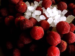 3、杨梅果酱,放入锅中加入适量冰糖