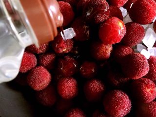 4、杨梅果酱,加入麦芽糖（加麦芽糖是让果酱更加粘稠）