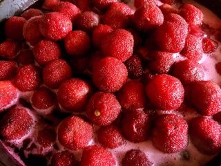 6、杨梅果酱,杨梅很快就炒出果汁????