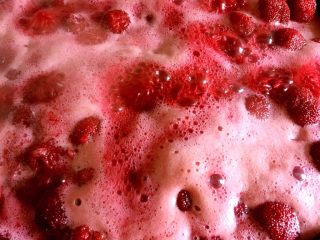 7、杨梅果酱,这时转中火以防糊锅，用锅铲不停的翻炒杨梅