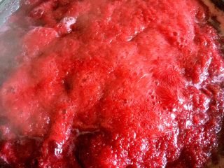 8、杨梅果酱,汤汁变得浓稠些的时候用铲子捣碎杨梅，使杨梅核与果肉脱离