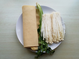 1、【豆皮金针菇卷】,准备好所需材料,香菜洗净