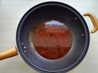 11、【豆皮金针菇卷】,加入半碗水,淋入生抽酱油,蚝油,再加入鸡精,少许白糖,烧开