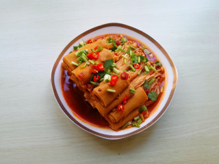 15、【豆皮金针菇卷】,盛出转圈码在盘内,撒上香菜段和辣椒圈即可