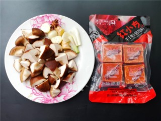 1、红烧跑山鸡,将各种配菜切成如图所示。取一块红小方火锅料拆袋备用。