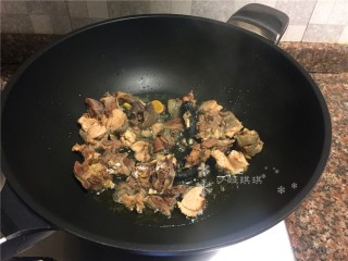 4、红烧跑山鸡,放入鸡肉煸干水份。