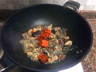 5、红烧跑山鸡,放入火锅料炒至完全化开,小火慢炒。