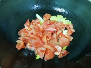 4、番茄芝士浓汤火锅,下入番茄。
