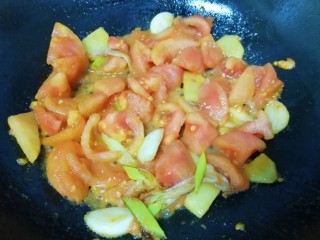 5、番茄芝士浓汤火锅,翻炒均匀。